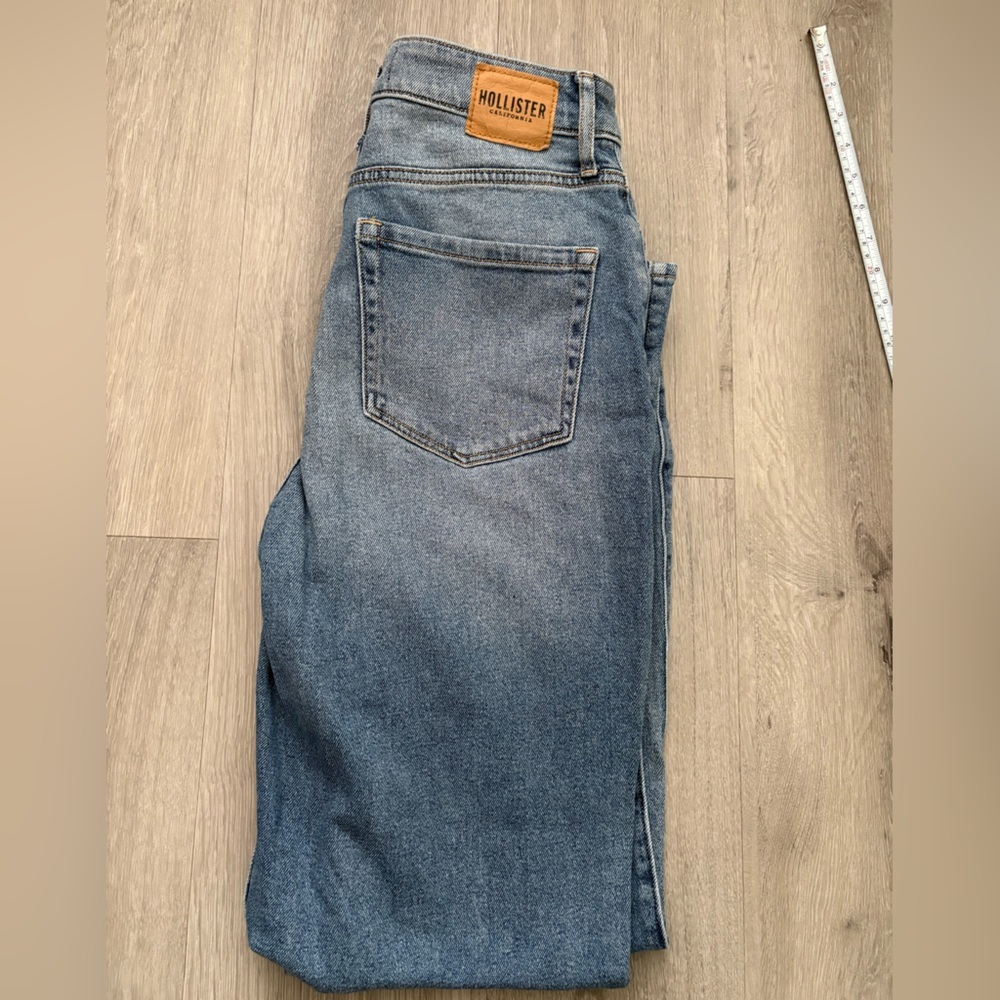 Hollister Relaxed Fit Jeans in Faded Blue - Picture 5 of 6